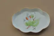 HEREND, QUEEN VICTORIA ASHTRAY 5.3/8 , HANDPAINTED PORCELAIN !