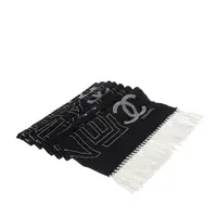 在飛比找PChome24h購物優惠-CHANEL 新款滿版雙色英文字母LOGO羊毛流蘇圍巾 (黑
