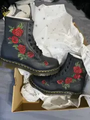 NIB Dr Martens “Docs” Vonda 1460 Rose Floral Boots Black Leather Size 7