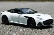 Welly 1:24 Aston Martin DBS Superleggra Diecast Model Sports Racing Car White