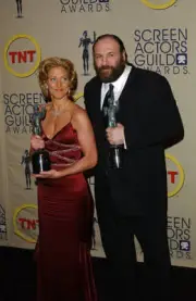 Actors James Gandolfini Edie Falco pose backstage with their Outst- Old Photo