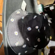 NWT Alice + Olivia x FabFitFun Reversible Bucket Hat Black & White Daisy Print