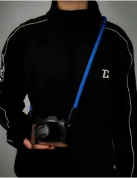 在飛比找蝦皮購物優惠-【相機配件】 原創軟經典紅灰藍相機掛繩真皮肩帶相機揹帶交叉縫