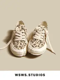 在飛比找Yahoo!奇摩拍賣優惠-~個性小眾豹紋帆布鞋女平底2023新款正韓休閒運動滑板鞋