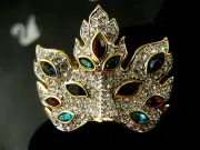 SIGNED SWAROVSKI PAVE' CRYSTAL MARDI GRAS MASK PIN ~BROOCH RETIRED RARE NEW