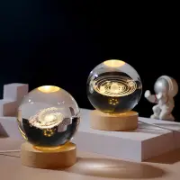 在飛比找蝦皮購物優惠-XUNY 木質發光底座3d內雕水晶球小夜燈星系太陽系創意桌面