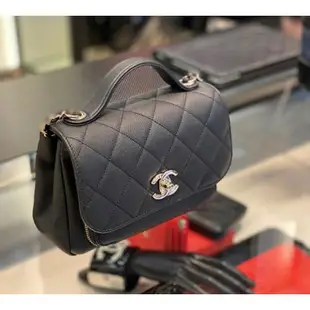 【COCO 精品專賣】CHANEL 黑色 荔枝皮 翻蓋 淡金鍊 拉鍊 小型 郵差包 A93749 現貨