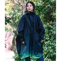 在飛比找momo購物網優惠-【KIU】成人空氣感有袖斗篷雨衣(163249 漸變薩克斯藍