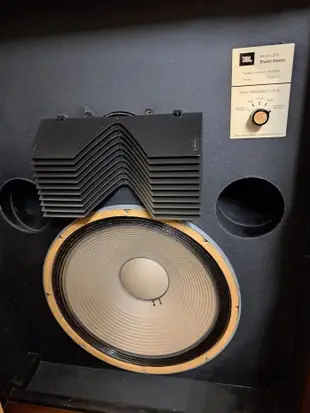 JBL L200是一對箱體結構優秀, 天然磁15吋單體聲音自然,豪放,傳真度十足，是十分值得收藏的好喇叭