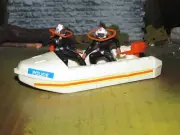 VERY COOL BRITAINS POLICE RESCUE DIVERS IN A FLOATABLE RAFT-1973