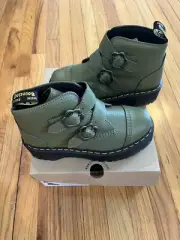 NWB Dr. Martens Devon Flower Buckle Khaki Green Leather Boots US 8