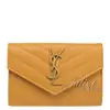 【全新現貨 補8個】茱麗葉精品 YSL 414404 MONOGRAM 粒面牛皮扣式零錢包.姜黃現金價$12,800