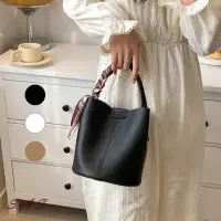 在飛比找momo購物網優惠-【SAS】純色絲巾兩用水桶包(3色可選 包包 水桶包 手提包
