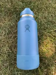 hydro flask 32 oz NEW Nordstrom anniversary Basin with straw lid, boot, and box