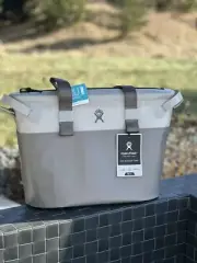 **50% OFF** Hydroflask Day Escape Soft Cooler 18L - Peppercorn NWT