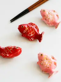 在飛比找樂天市場購物網優惠-藍蓮花紅色小鯉魚金邊筷子架筷托箸托陶瓷手工繪制可愛禮盒裝一對