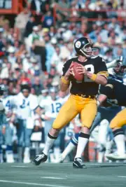 Terry Bradshaw Pittsburgh Steelers drops back to pass v the Dalla- 1976 Photo 2