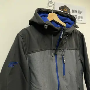 跩狗嚴選 極度乾燥 Superdry Tracer 運動風衣 彈性材質 炭灰 深灰拼接 灰藍 刷毛 外套 防風 連帽