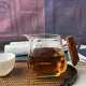 【24小時內出貨─泡茶樂茶具專賣】木柄玻璃鷹嘴茶海 方底木雀茶海 容量:430ml