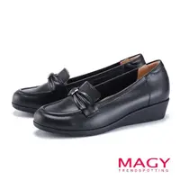 在飛比找momo購物網優惠-【MAGY】牛皮抓皺樂福楔型中跟鞋(黑色)