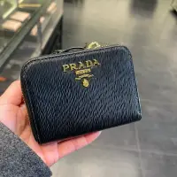 在飛比找蝦皮購物優惠-SoHoShop歐洲代購 PRADA 浮雕LOGO水波紋牛皮