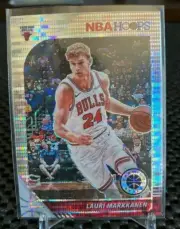 2019-20 NBA Hoops Premium Stock Lauri Markkanen Silver Pulsar Prizm Bulls #27