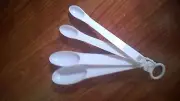 NWOT White Plastic 4 piece Measuring Spoon Set