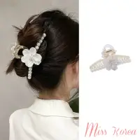 在飛比找momo購物網優惠-【MISS KOREA】韓國設計復古立體花朵珍珠造型透明鯊魚