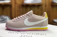 在飛比找Yahoo!奇摩拍賣優惠-Nike CLASSIC CORTEZ SE 白粉 皮革 阿