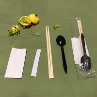 在飛比找蝦皮購物優惠-《一次性餐具組》透明包裝 筷子 大圓湯匙 牙籤 衛生紙 外送