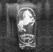 LOTR Hobbit Bree Inn of the Prancing Pony etched pint glass tumbler Bilbo Frodo