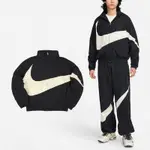 NIKE 外套 SWOOSH JACKET 男款 黑 米白 防潑水 寬鬆 大勾勾 可收連帽 風衣 夾克 FB7878-010