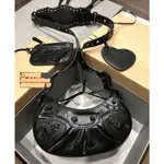 BALENCIAGA 巴黎世家 LE CAGOLE SOBLACK 月牙包 黑扣柳釘含心形化妝鏡 羊皮革 半月包 XS