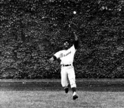 Hank Aaron of the Atlanta Braves makes a catch in the outfield 1969 Old Photo