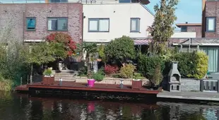 Sunny holiday home in Alkmaar on the water