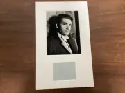 LAURENCE OLIVIER LEGENDARY ACTOR VINTAGE 3.5” X 3” HAND SIGNED INDEX CARD MATTED