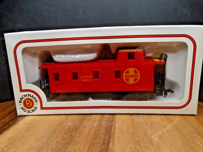 Bachmann HO Scale 35' 367 Santa Fe ATSF 3851 Rear Cupula Caboose