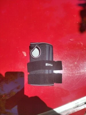 575 King Hand Wrist Support carpal tunnel and strained .Has Built-in Brace