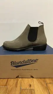 Blundstone Women's 1974 Series Low Heel Stone Nubuck Leather Chelsea Boot Size 6