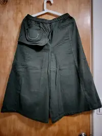 在飛比找Yahoo!奇摩拍賣優惠-沙沙媽媽的二手衣~a la sha軍綠色青蛙口袋裙褲~M
