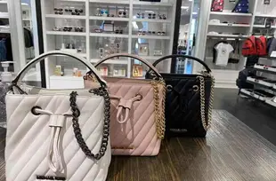 美國正品Michael Kors MK kimberly經典素黑金色斜紋(羊皮款) 附鏈條 小水桶包、&滿版-咖色LOGO、滿版白粉LOGO色 小水桶包.(牛皮防刮款)手提單肩 斜背包~(小號款).適放中短夾-【輕奢簡約、時尚百搭款】～(保證美國OUTLET直購全新100%正品).*vivi shop*