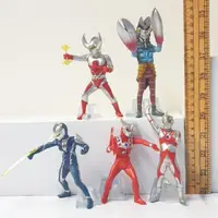 在飛比找蝦皮購物優惠-ULTRAMAN 奧特曼與怪物系列 F 蛋糕澆頭公仔