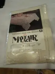 VINTAGE MAYFAIR LACE ECRU TABLECLOTH Model 450 KINGSTON 60 x 84 oval NOS