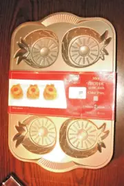 Nordic Ware PINEAPPLE UPSIDE DOWN Mini Bundt Cake Pan Makes 6 Cakes