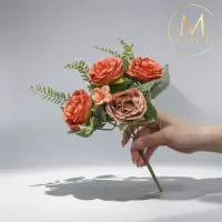 在飛比找momo購物網優惠-【Floral M】英倫復古玫瑰花束焦糖橙仿真花花材（1入/