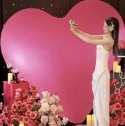 “Giant Foil Balloon Extravaganza – Perfect for Celebrations!"