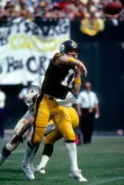Quarterback Terry Bradshaw Pittsburgh Steelers throws a pass v th- 1974 Photo