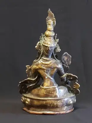 明代西藏銅鎏金封藏觀音雕像    在金銅佛像收藏板塊，出自明代，特別是永宣兩朝，由宮廷鑄造的佛像歷來為人們所看重，觀音造像也不例外。目前位列金銅觀音造型成交排