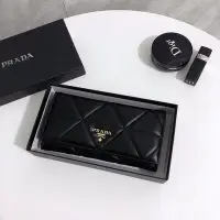 在飛比找Yahoo!奇摩拍賣優惠-UU代購#Prada 普拉達黑色長夾 多卡位錢包 羊皮兩折錢