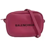 【BALENCIAGA 巴黎世家】經典EVERYDAY系列品牌字母烙印小牛皮相機斜背包(深桃紅-XS-489809-D6W2N-5760)